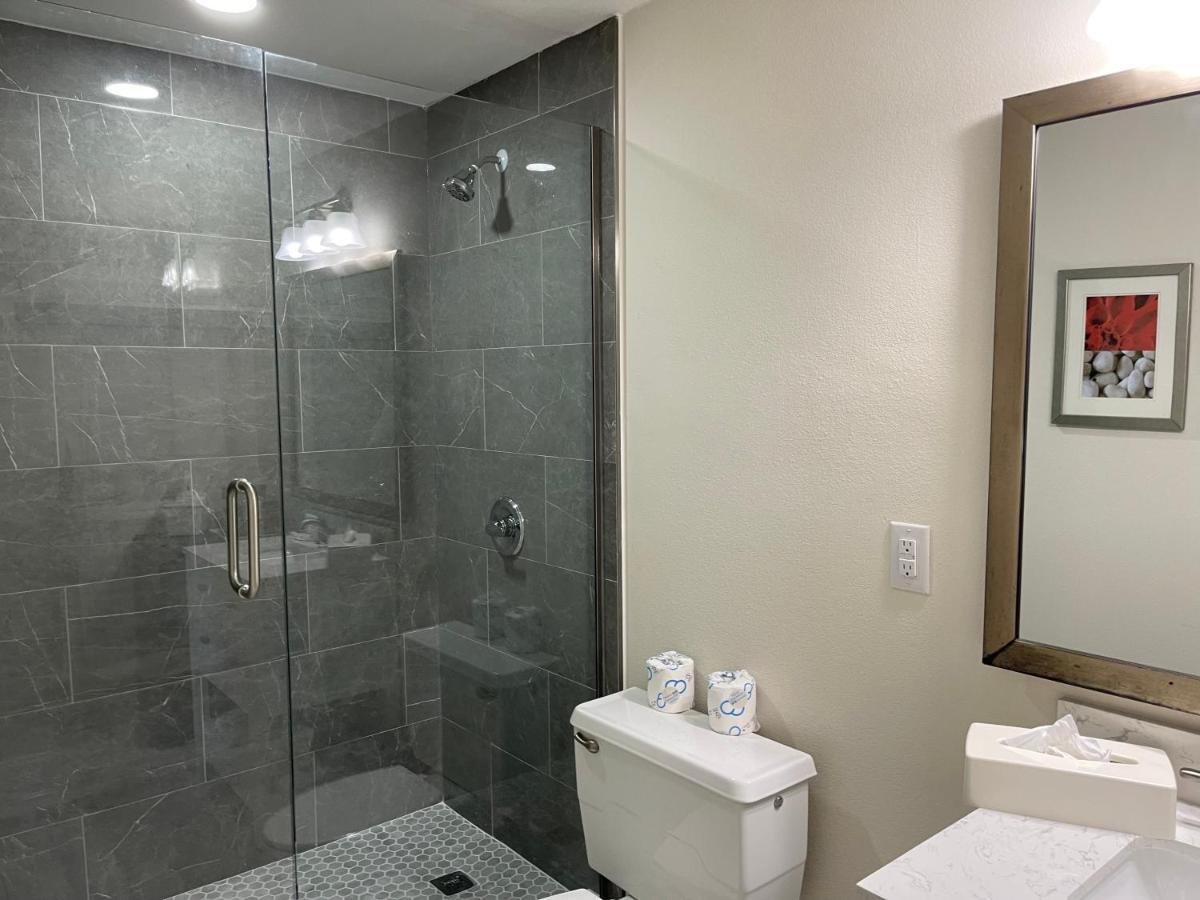 Remodeled, Huge Pool, Tiki Bar & Grill, Quiet Room South Bradenton Exterior foto