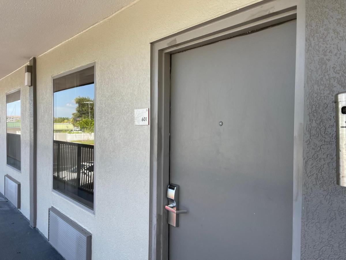 Remodeled, Huge Pool, Tiki Bar & Grill, Quiet Room South Bradenton Exterior foto